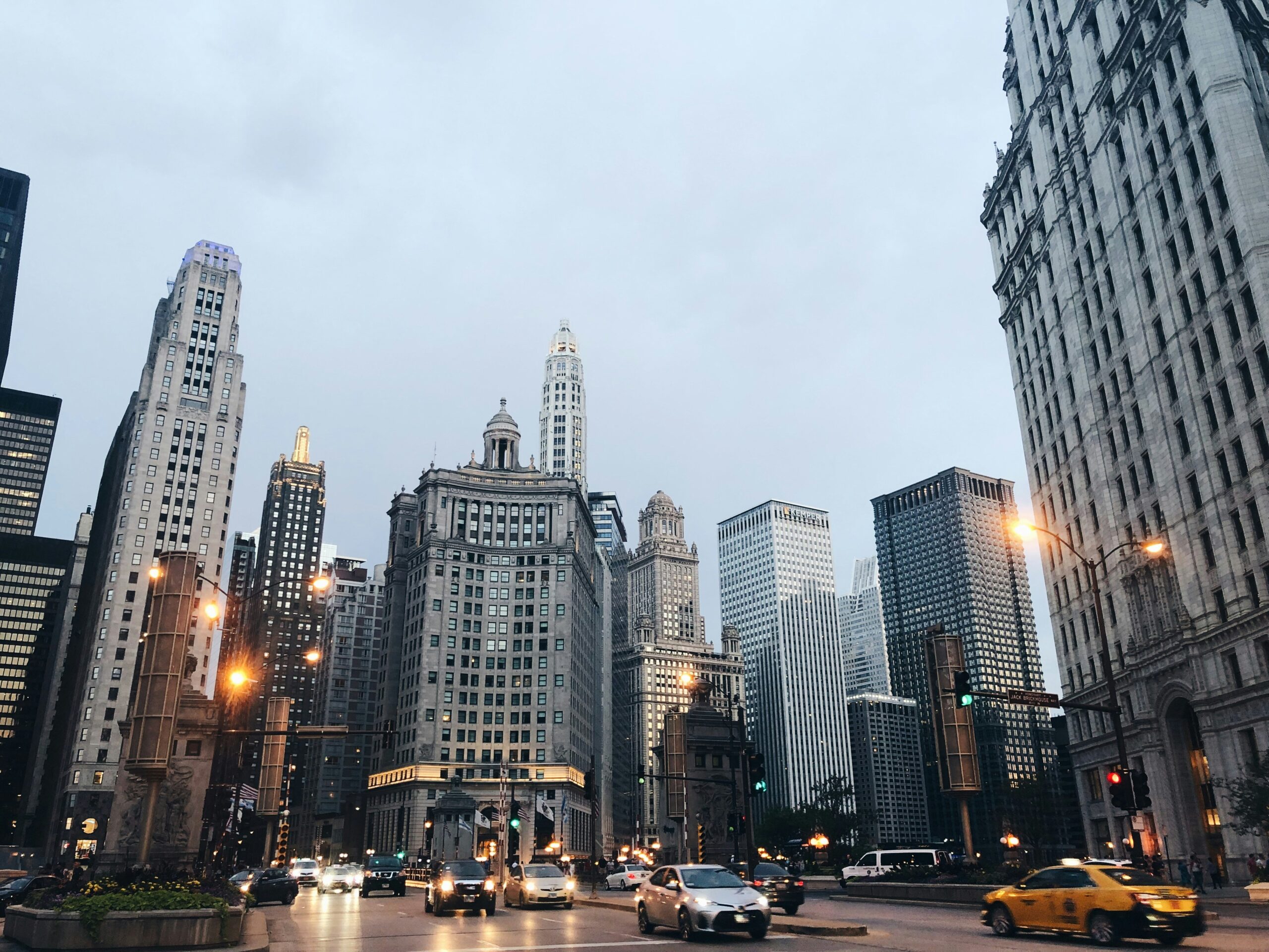 A picture of buildings in Chicago on a grey day